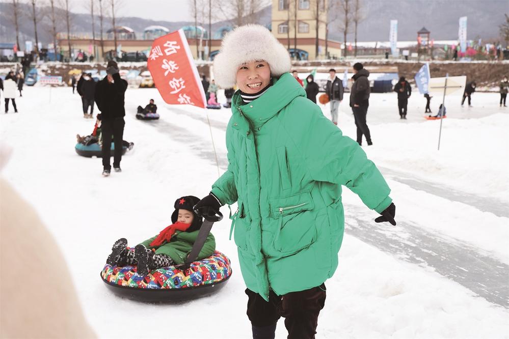 吉林市：滑雪天堂 燃情热“雪”_fororder_名峰山庄里游客正在滑雪圈。