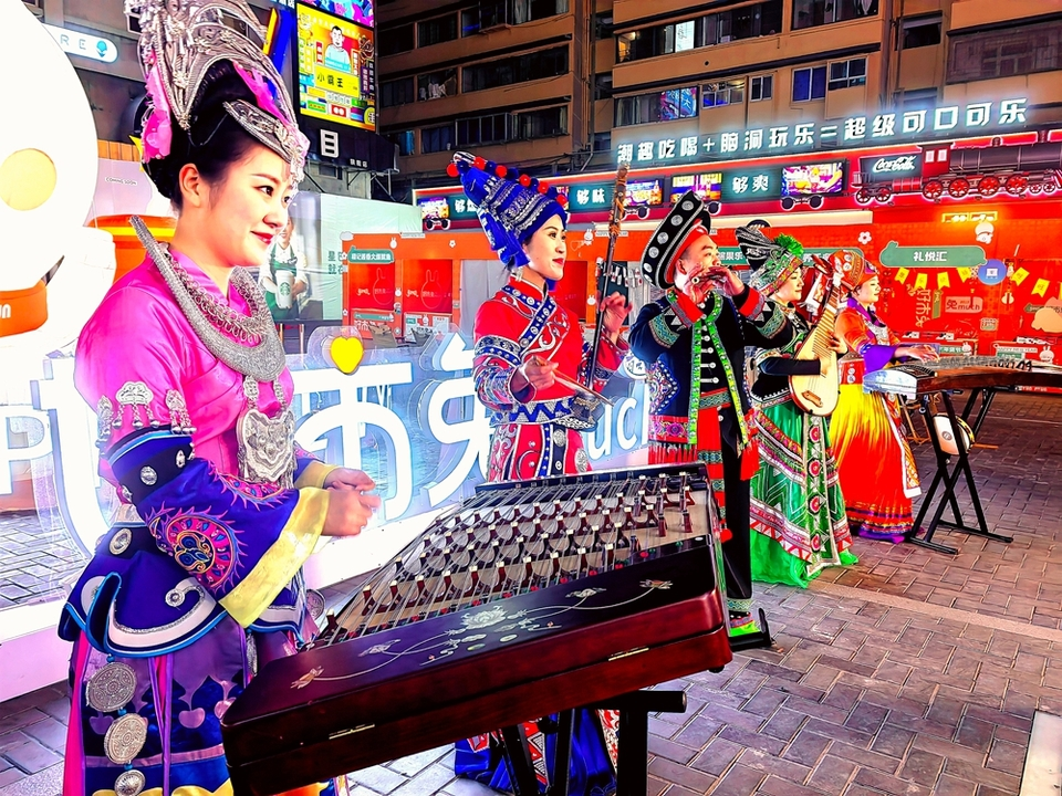 Chinese National Folk Music Performance Presented at an Internet-famous Nighttime Consumption Market in Guizhou, Guiyang Province_fororder_圖片1