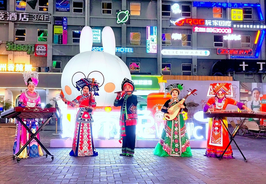 Chinese National Folk Music Performance Presented at an Internet-famous Nighttime Consumption Market in Guizhou, Guiyang Province_fororder_圖片2