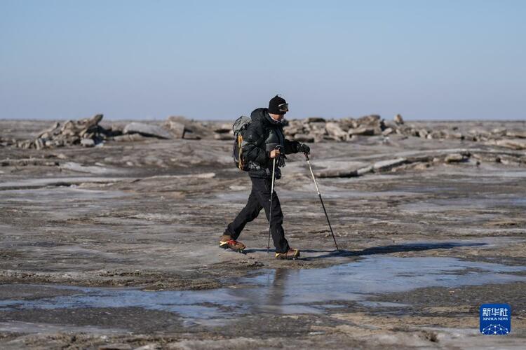 在中国最北海岸线体验冰凌穿越