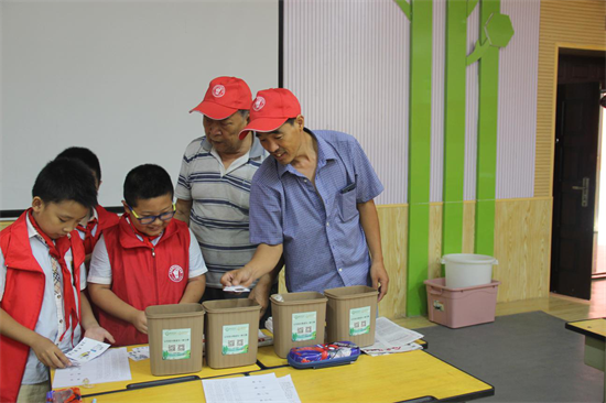 （在文中作了修改） 石家庄市沿东小学开展垃圾分类教育活动