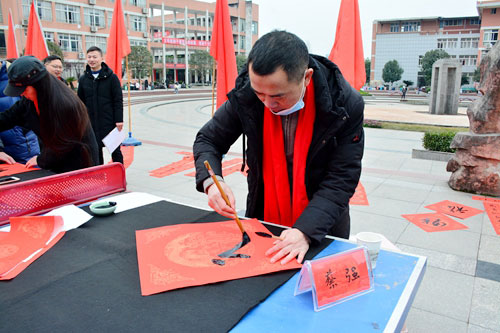 墨香沁文韵 福兔迎新春 | 宜宾市叙州区第二中学校师生为市民写春联送福字_fororder_DSC_2371