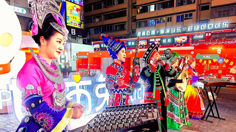 Chinese National Folk Music Performance Presented at an Internet-famous Nighttime Consumption Market in Guizhou, Guiyang Province