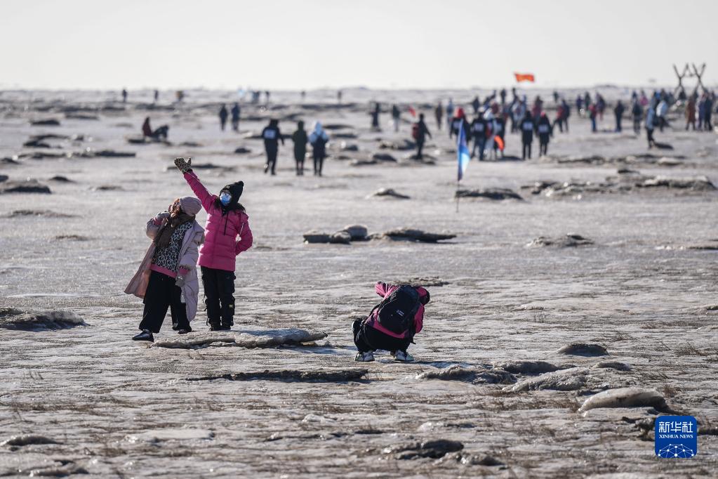在中国最北海岸线体验冰凌穿越
