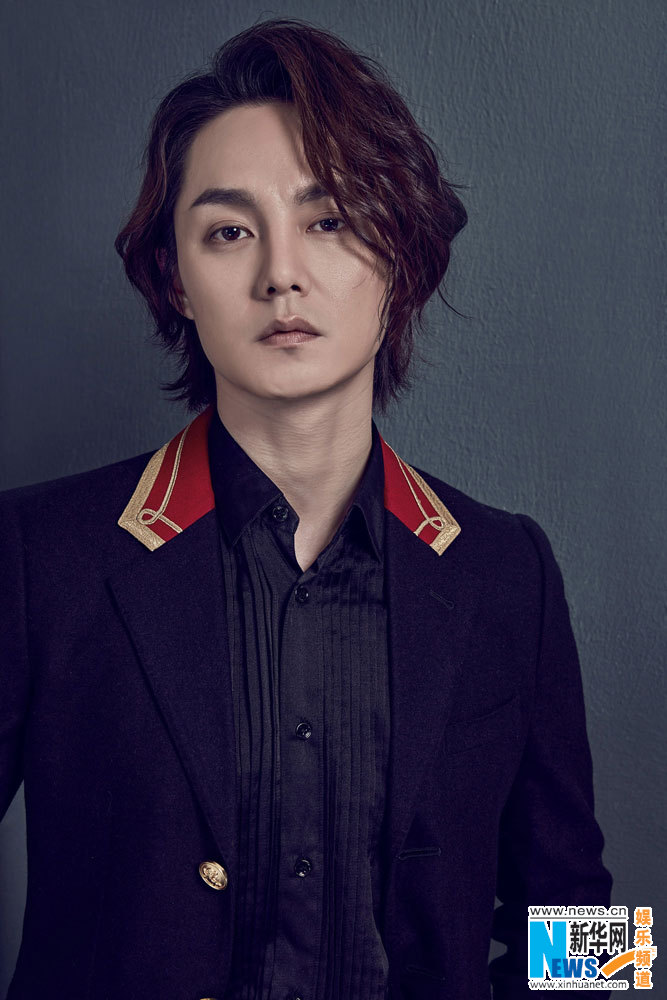 尹正初秋写真曝光 优雅随性彰显魅力