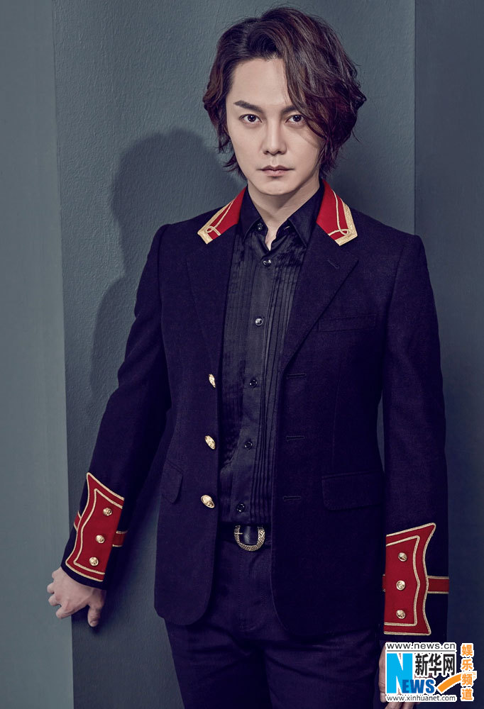 尹正初秋写真曝光 优雅随性彰显魅力