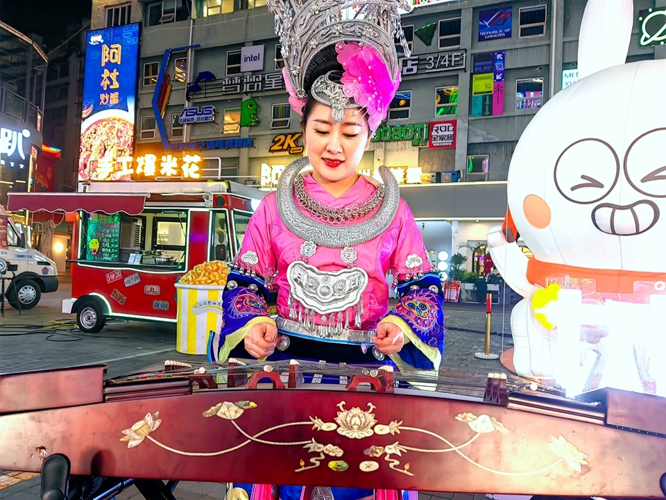 Chinese National Folk Music Performance Presented at an Internet-famous Nighttime Consumption Market in Guizhou, Guiyang Province_fororder_圖片3