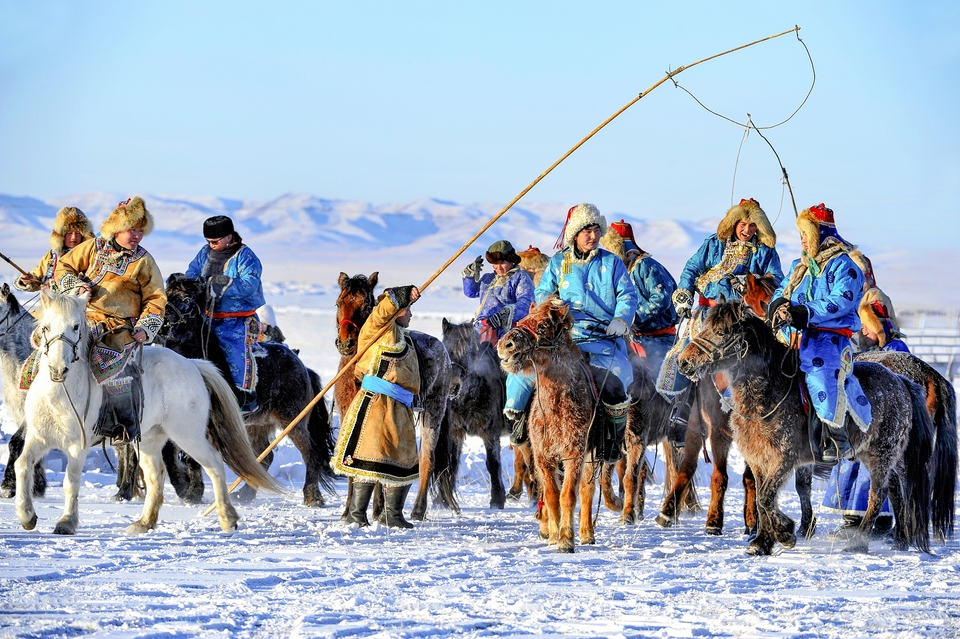 內蒙古：東西南北歡慶中國年  “不落幕”的歡樂冬季等您來_fororder_《草原套馬手》作者：和平，（男，蒙古族）內蒙古錫林浩特市蒙元文化園錫盟攝影家協會。