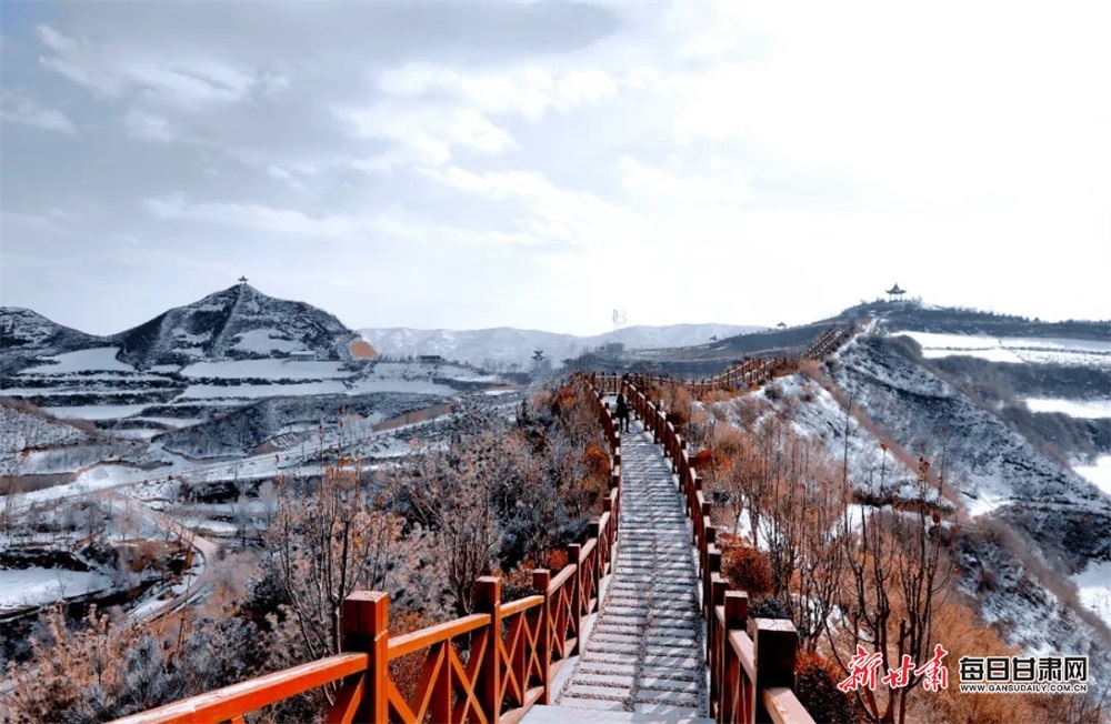 【轮播】天水：雪落武山鲁班山 水墨丹霞景如画_fororder_555