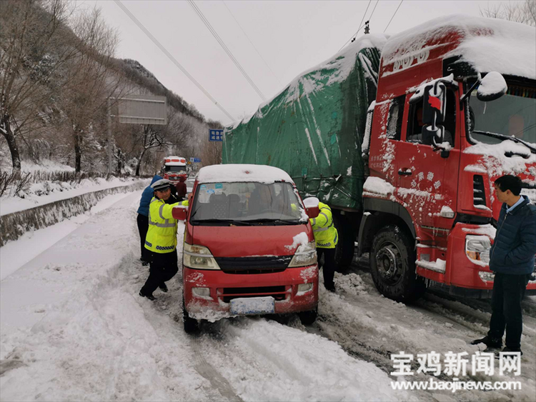 （转载）【新春走基层】宝鸡交警：春节我在岗 守护在路上