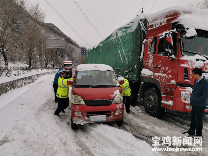 （转载）【新春走基层】宝鸡交警：春节我在岗 守护在路上