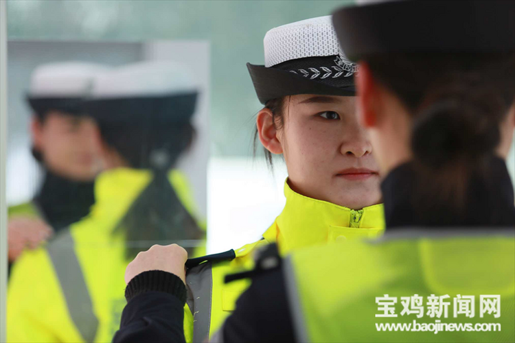 （转载）【新春走基层】宝鸡交警：春节我在岗 守护在路上