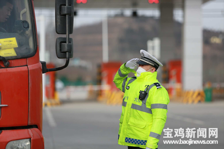 （转载）【新春走基层】宝鸡交警：春节我在岗 守护在路上