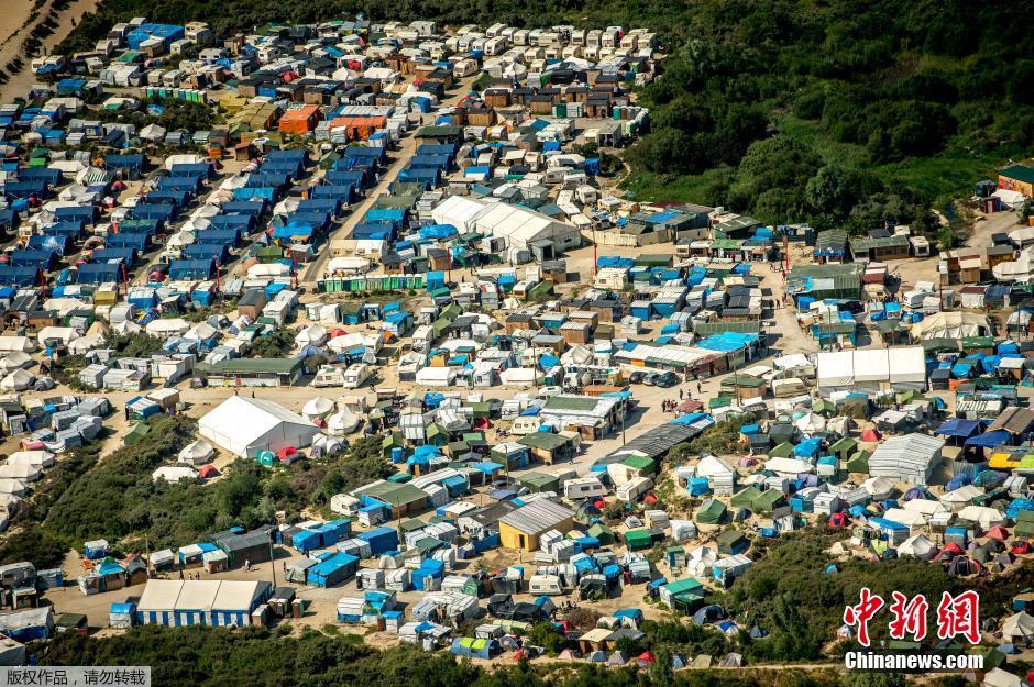 航拍法國加萊營地 容納近萬移民格外壯觀