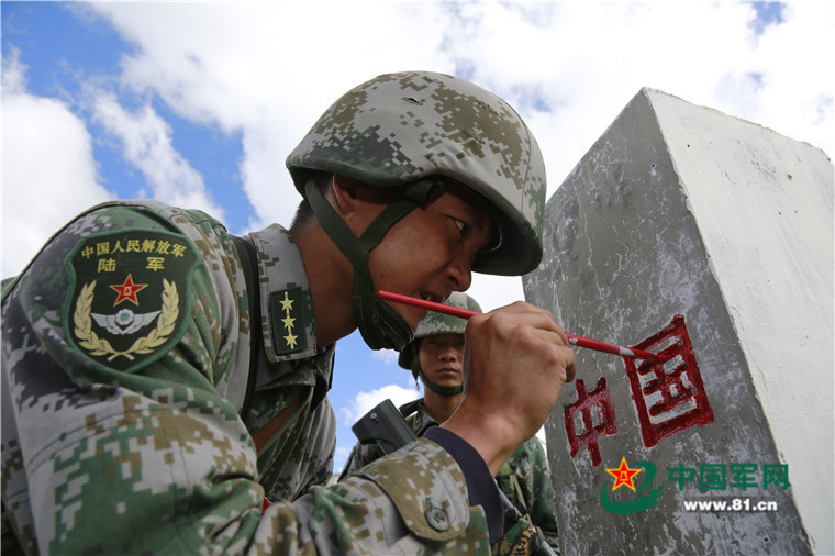 官兵边境巡逻走峭壁(组图)