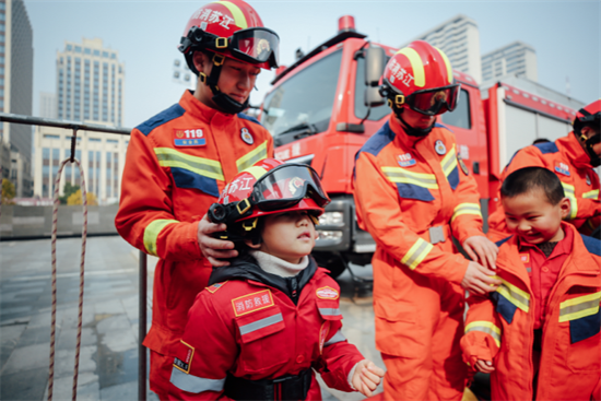 南京首家肯德基消防科普主題活動宣傳基地亮相河西萬達_fororder_圖片 3