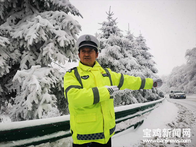 （转载）【新春走基层】宝鸡交警：春节我在岗 守护在路上