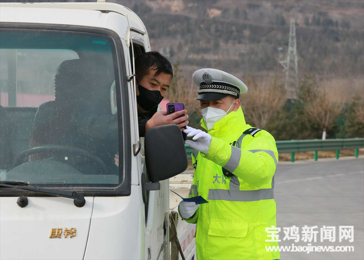 （转载）【新春走基层】宝鸡交警：春节我在岗 守护在路上