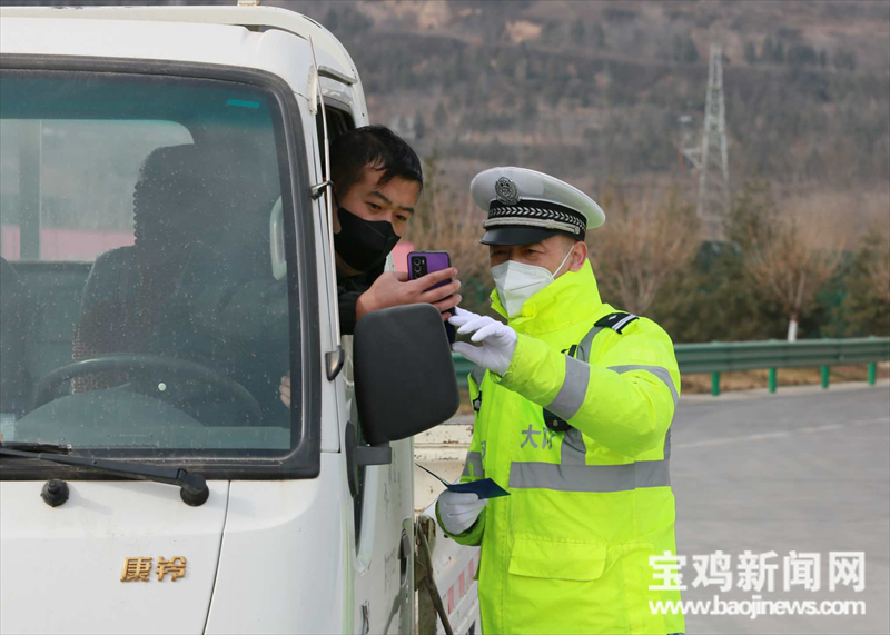 （转载）【新春走基层】宝鸡交警：春节我在岗 守护在路上