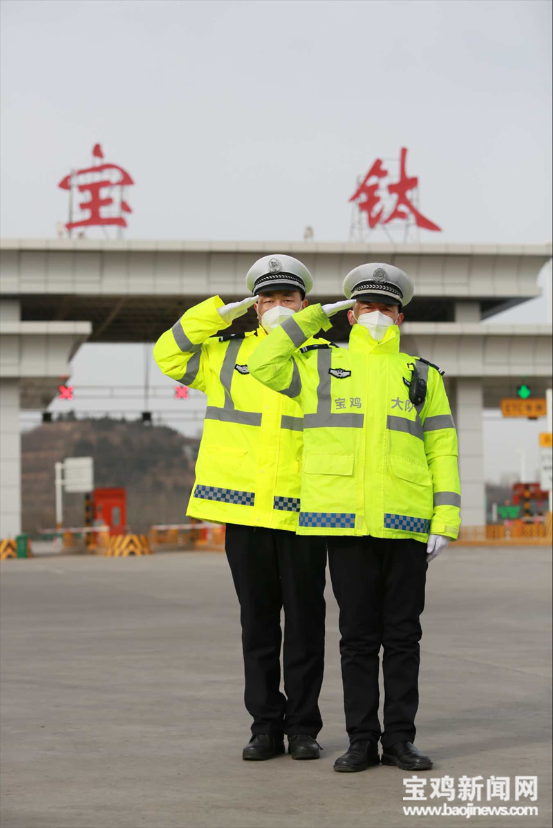 （转载）【新春走基层】宝鸡交警：春节我在岗 守护在路上