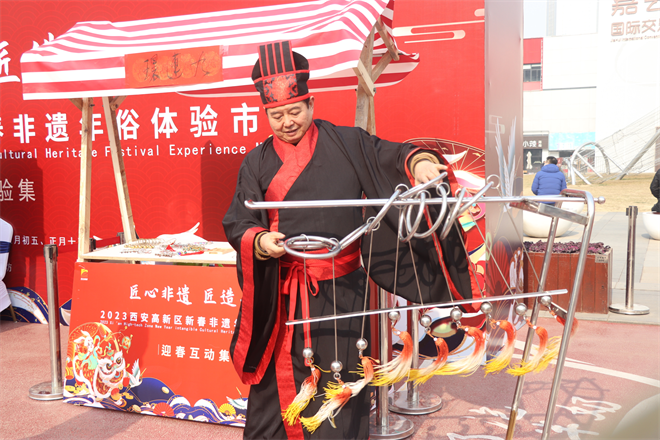 【新春走基层】西安新春年味浓 街头体验非遗之美_fororder_图片3