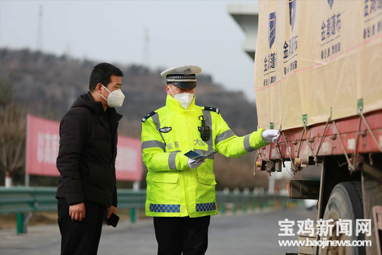（转载）【新春走基层】宝鸡交警：春节我在岗 守护在路上