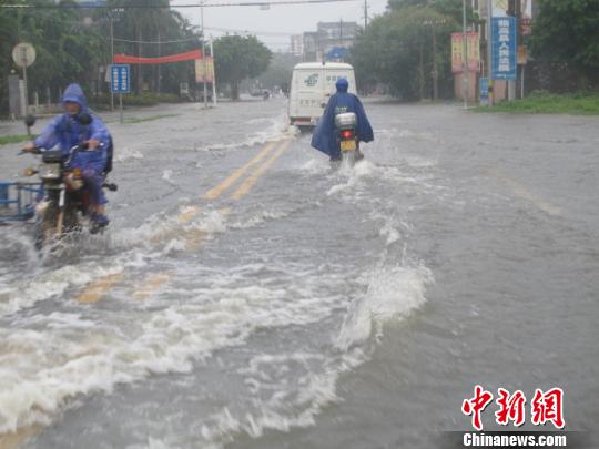 直击海南临高暴雨：县城多路段积水成河