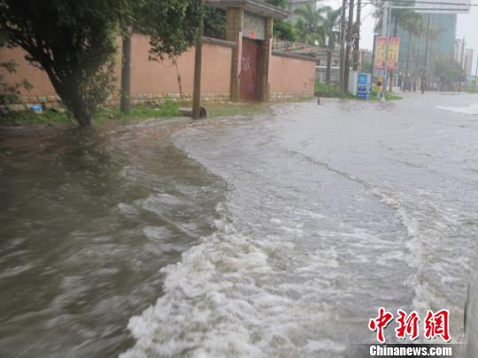 直击海南临高暴雨：县城多路段积水成河