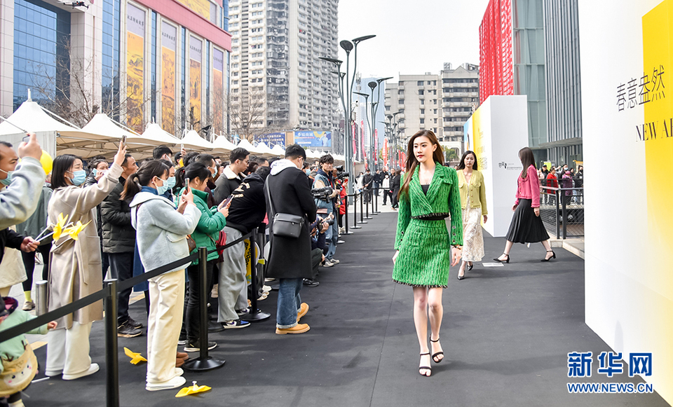 二月二 武汉汉正街350年保寿硚上演时尚服装秀