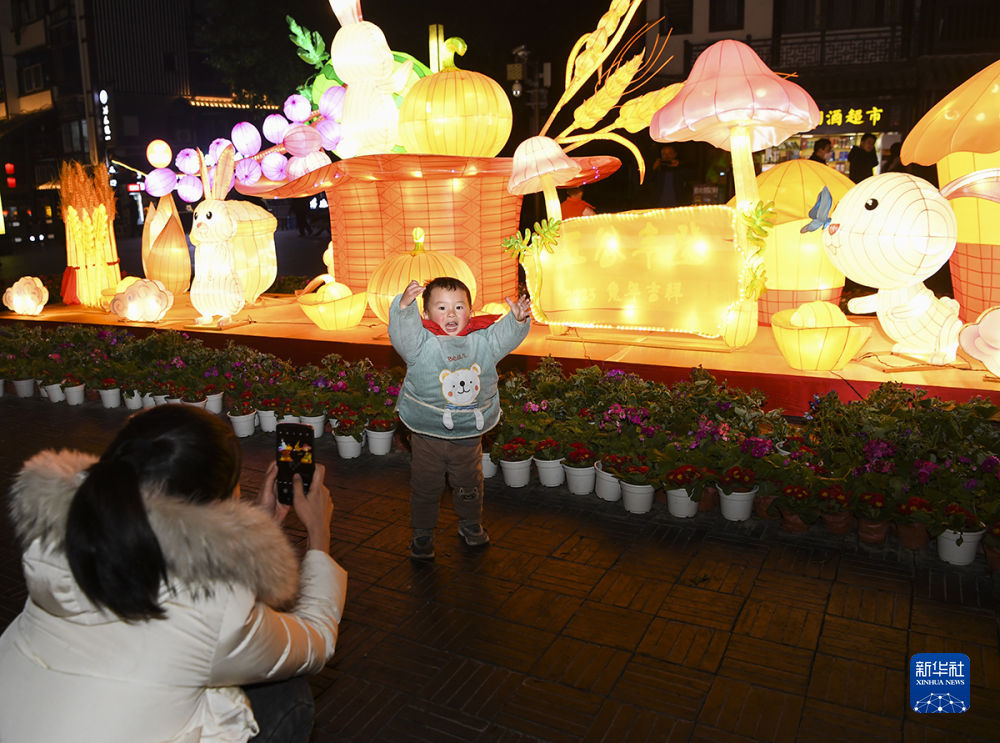 圖片新聞丨千年古鎮夜間人氣旺