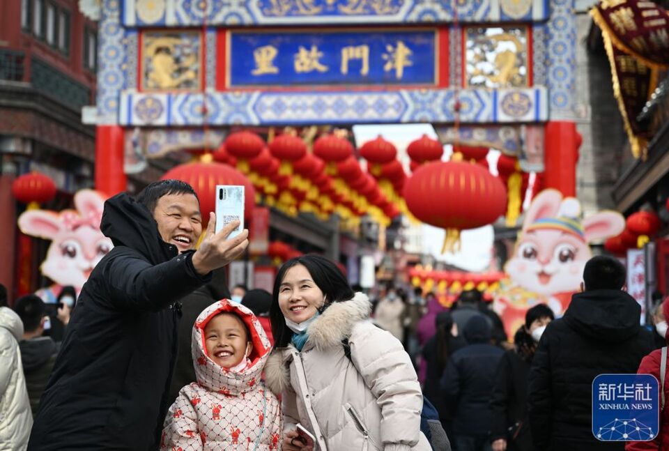新华全媒+丨镜头里的中国年——年味浓 消费旺