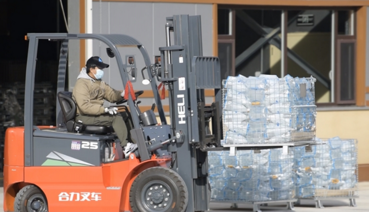 依鎮低氘水公司為延吉經濟發展貢獻力量_fororder_工人正在運輸包裝好的低氘水 供圖 延吉市委宣傳部