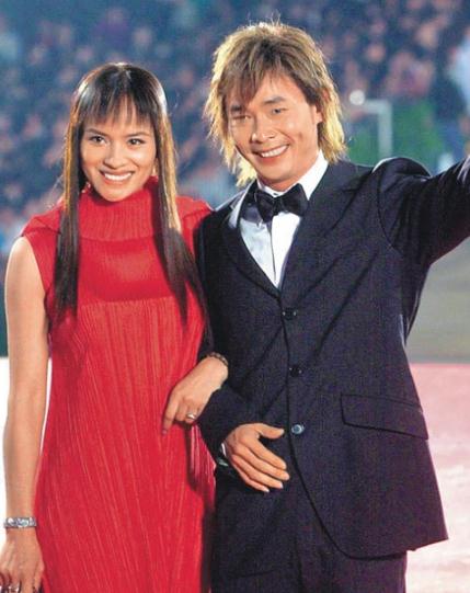 黄品源与前妻离婚3年爱回温 曾被指婚内出轨