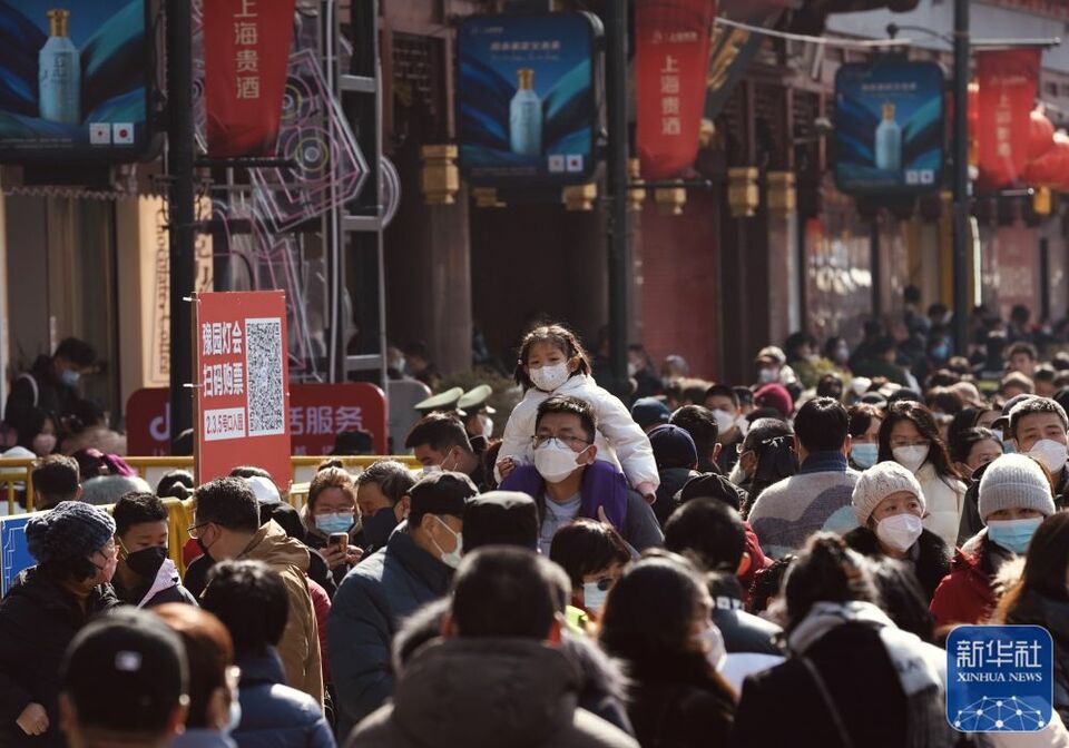 新华全媒+丨镜头里的中国年——年味浓 消费旺