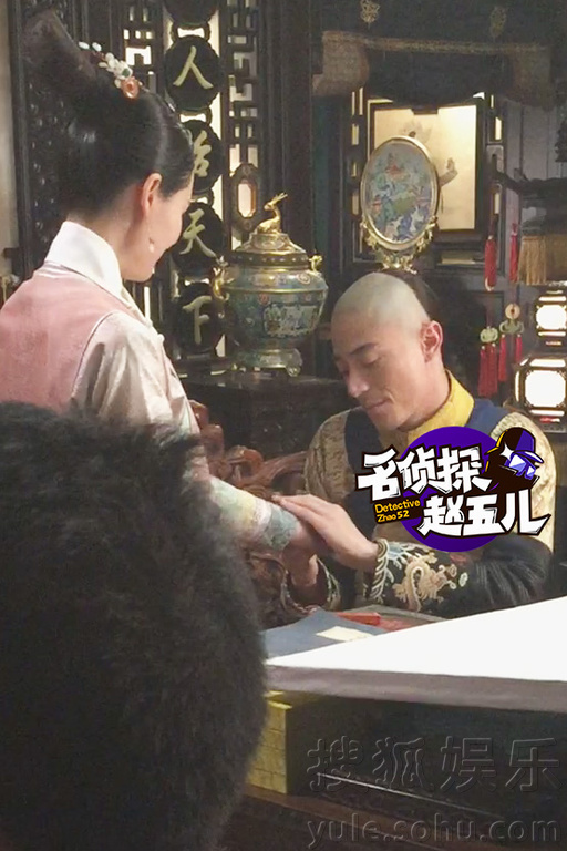 林心如怎么看？霍建华抱女演员坐大腿摸小手啦