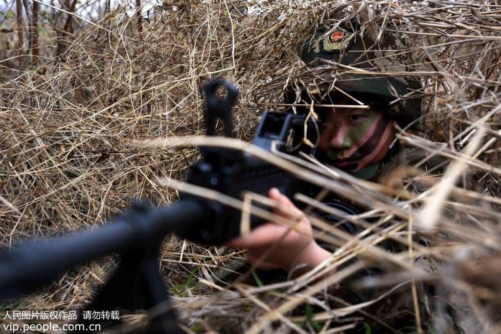 合肥：武警女兵练精兵迎“三八”