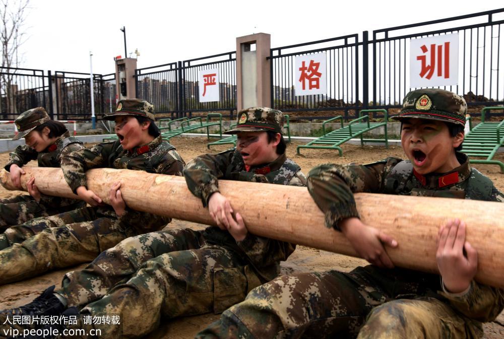 合肥：武警女兵练精兵迎“三八”