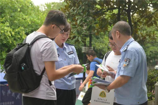 （在文中作了修改）【法制安全】重慶南岸警方走進高校 宣傳防範電信詐騙知識