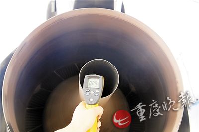 40℃高溫算啥？看229℃在飛機發動機旁工作(圖)