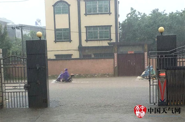 京津冀迎强降雨 台风来袭华南有强风雨