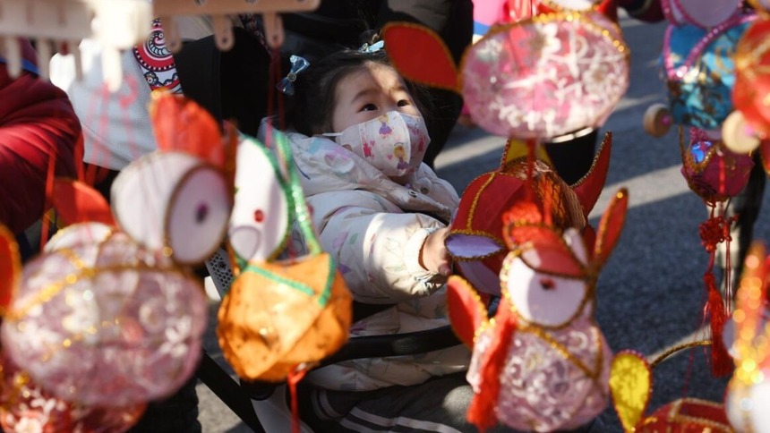市民和游客来到南京夫子庙景区体验城市传统文化