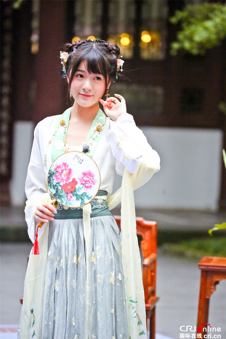 我们来了众女神演绎团扇美人组图