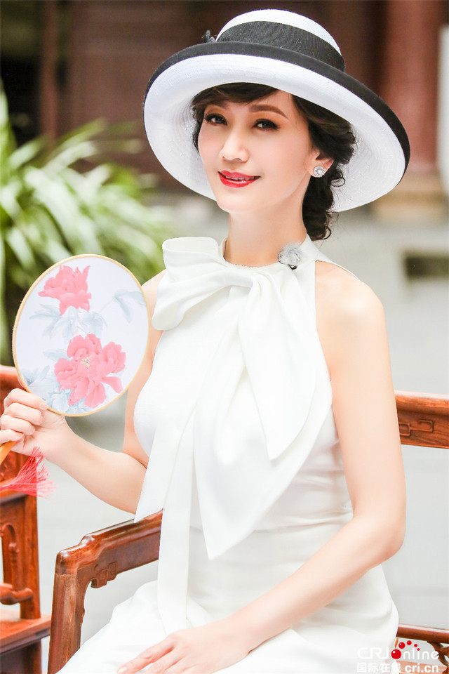 我们来了众女神演绎团扇美人组图