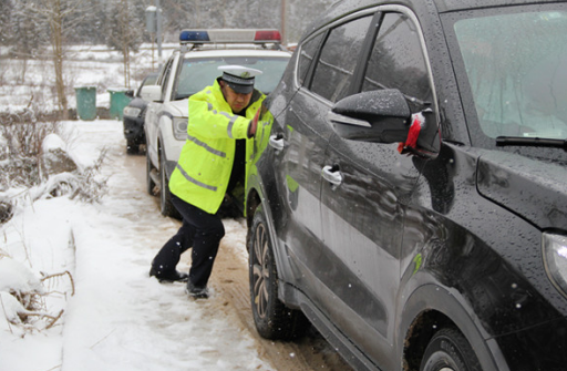 【原創】重慶石柱交巡警除雪保暢 打造“平安路”_fororder_微信圖片_20230130145449