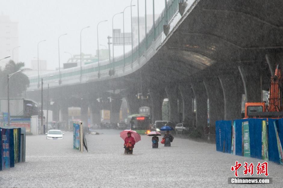 海南继续发布暴雨一级预警 市区内涝影响交通
