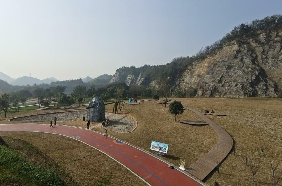 昔日廢棄礦山今朝生態金山重慶九龍坡區廢棄礦山新生記