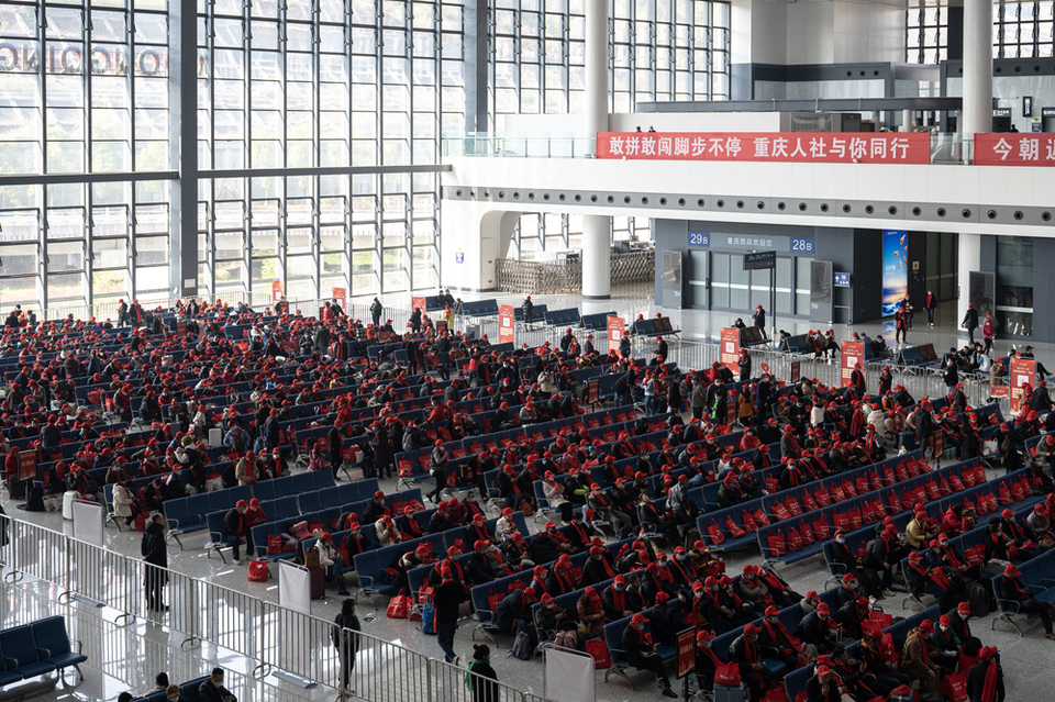 【转载】重庆首趟返岗专列发车 护送890名川渝务工人员“点对点”一站式返岗