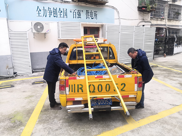 國網蓬安縣供電公司：嚴把物資供應關 夯實電力保供基礎_fororder_物資專業人員為基層班組發放保供電所需物資-攝影-李長駿