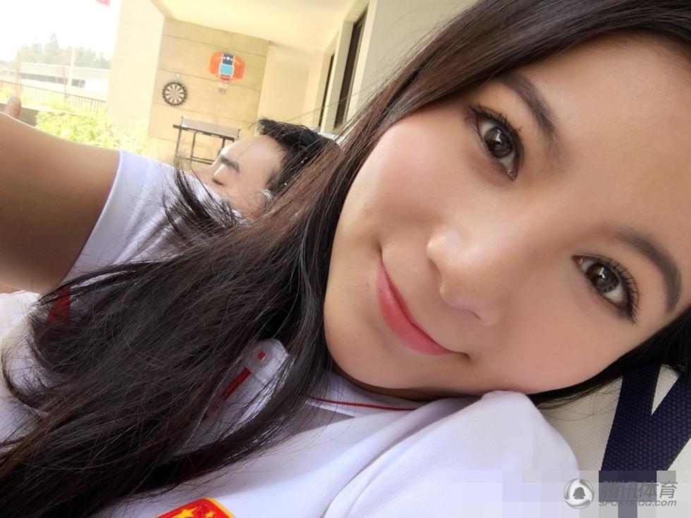 何姿晒美照心情靓 网友:后面是秦凯!