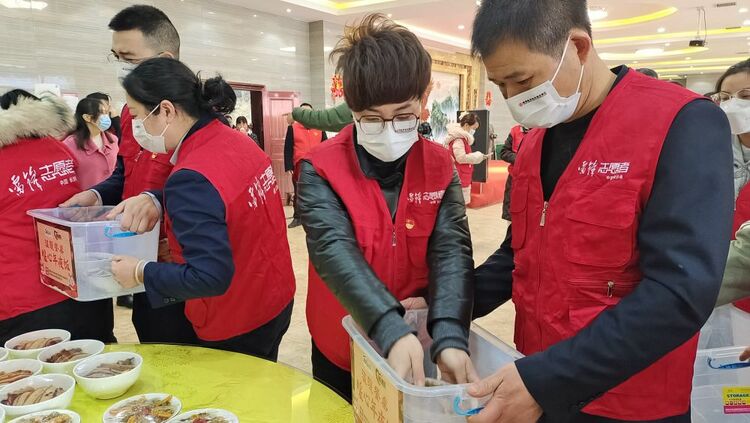 新春走基層|這頓年夜飯，他們從胃“暖”到心